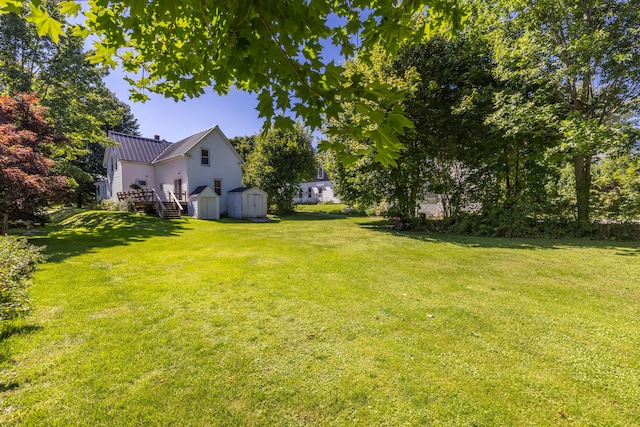 view of yard with a shed