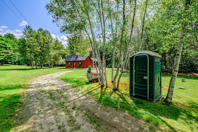 view of yard featuring an outdoor structure