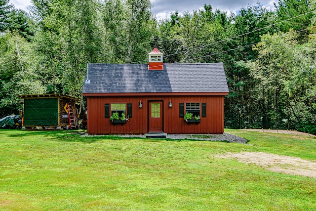 view of front facade with a front yard