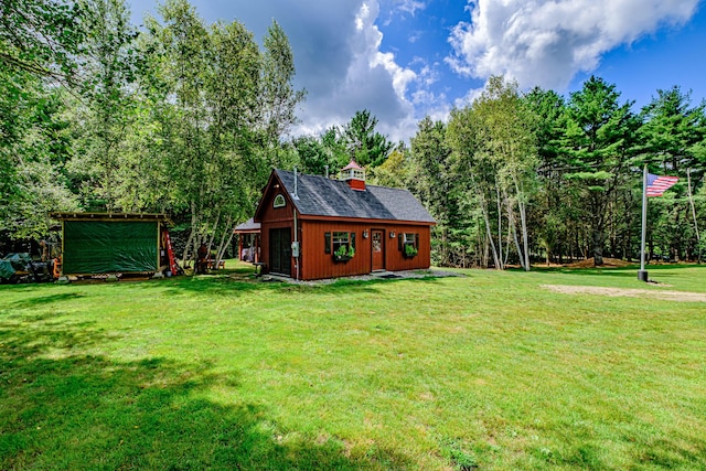 view of yard featuring an outdoor structure