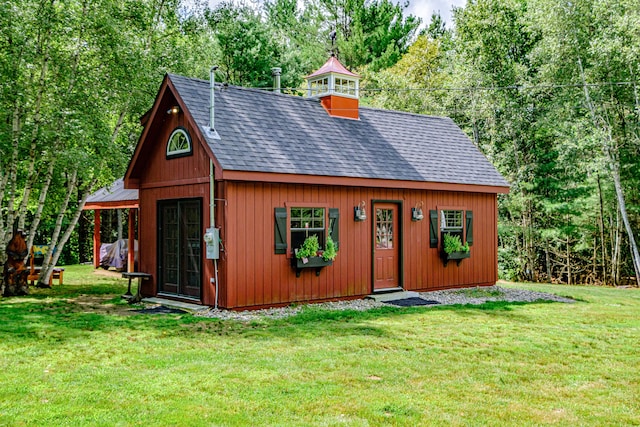 view of outdoor structure with a yard