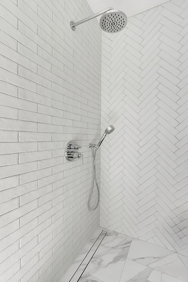 bathroom featuring a tile shower