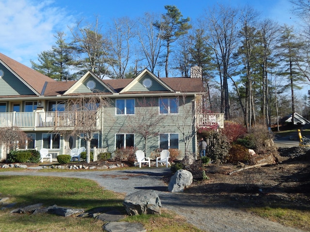 view of front of property featuring a balcony