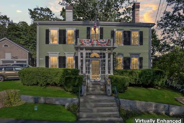 view of front of property featuring a lawn