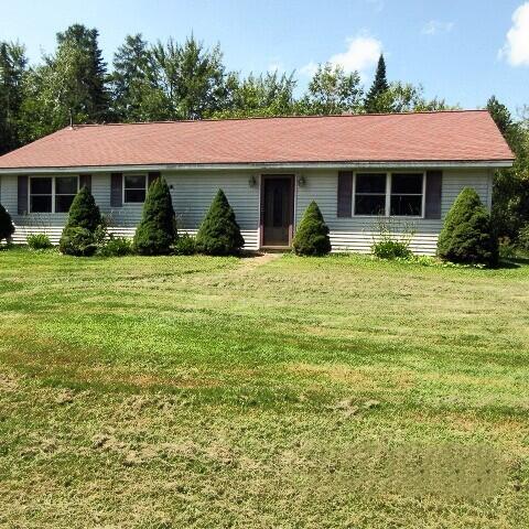 single story home featuring a front yard