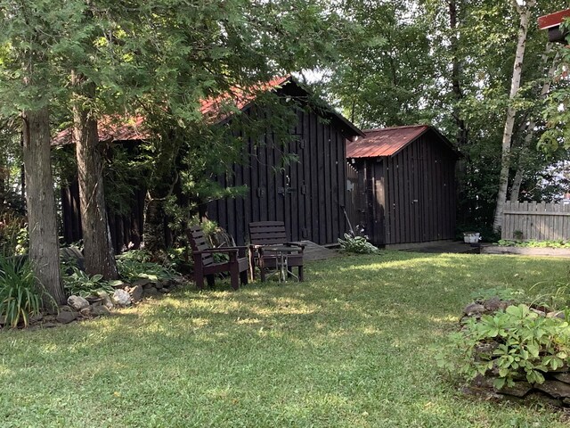 view of yard featuring a shed