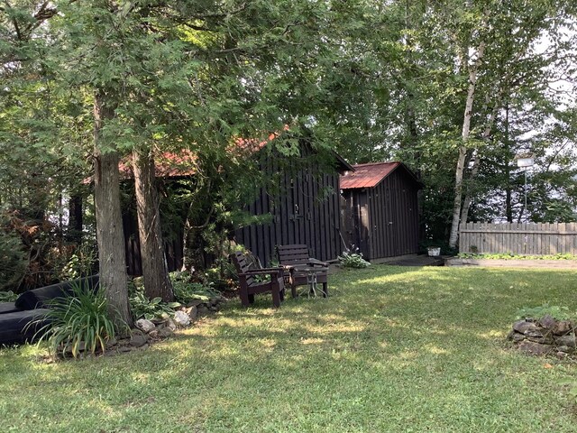 view of yard featuring a storage unit