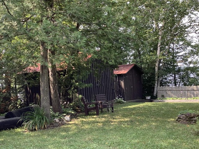 view of yard featuring a storage unit