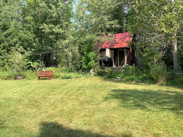 view of yard featuring an outdoor structure