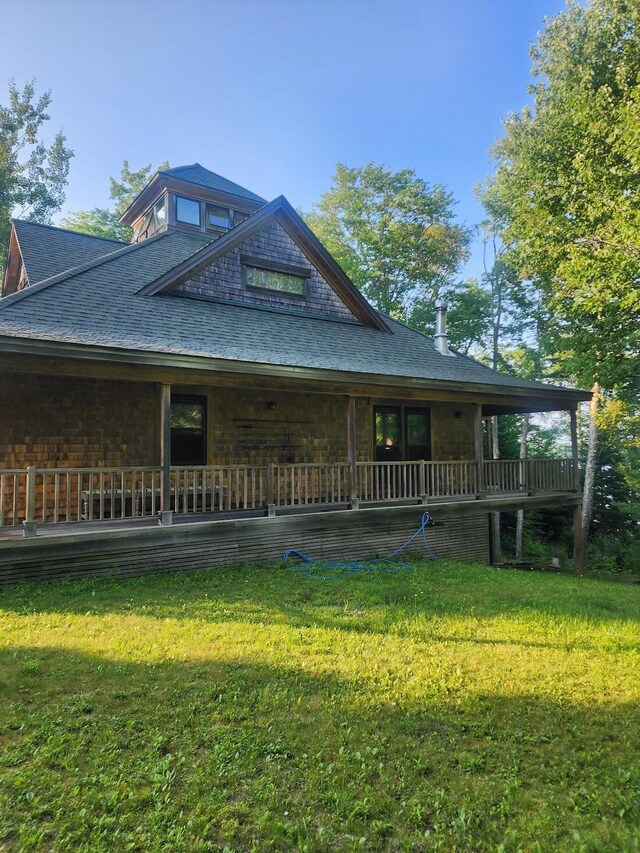 view of front facade with a front yard