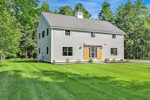 colonial home featuring a front lawn