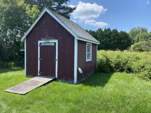 view of outdoor structure with a yard