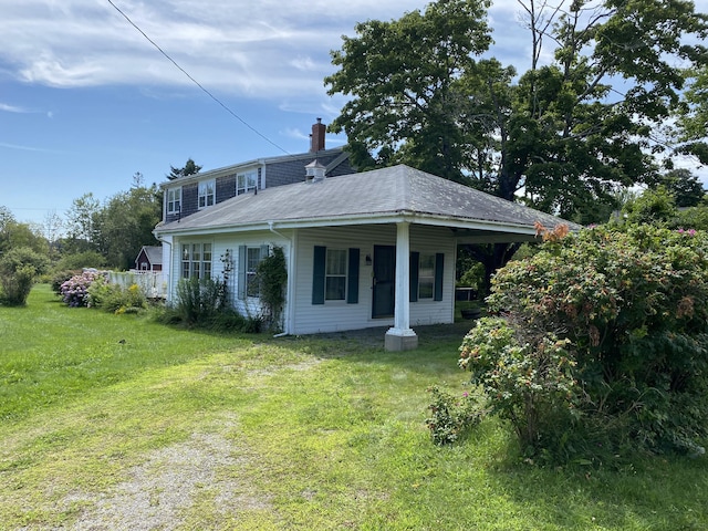 view of front of property with a front lawn