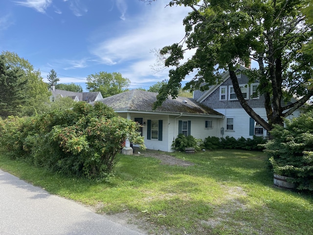 view of front of property featuring a front lawn