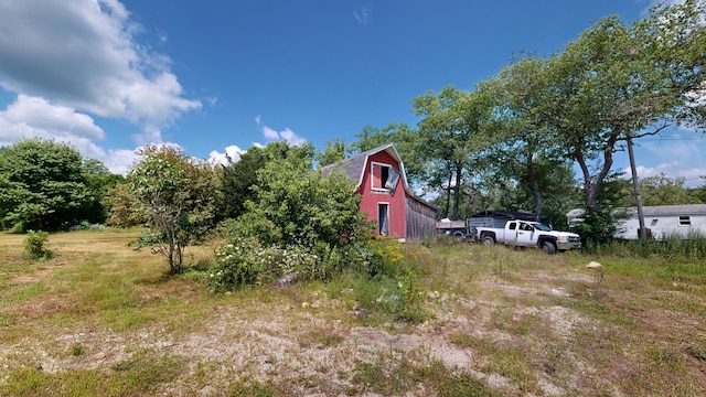 view of yard with an outbuilding