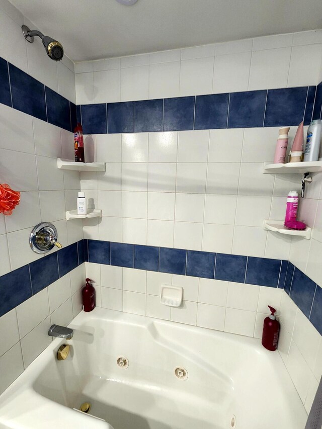 bathroom featuring tiled shower / bath