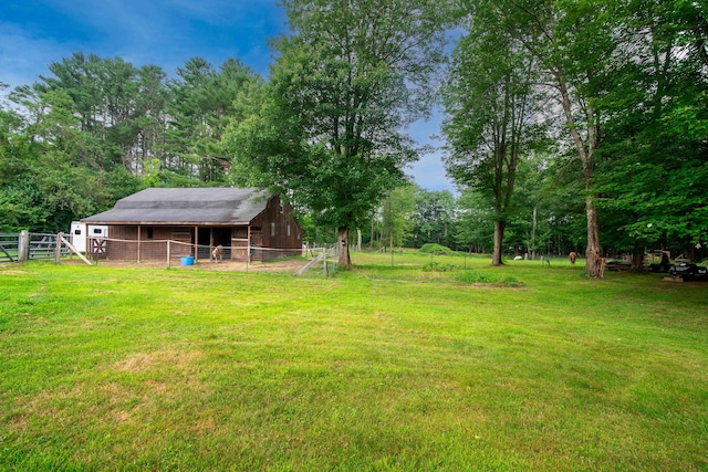 view of yard with an outbuilding