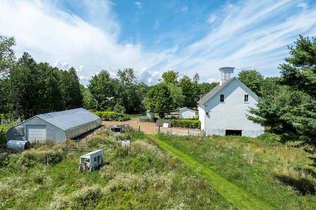 view of yard featuring an outdoor structure and a garage