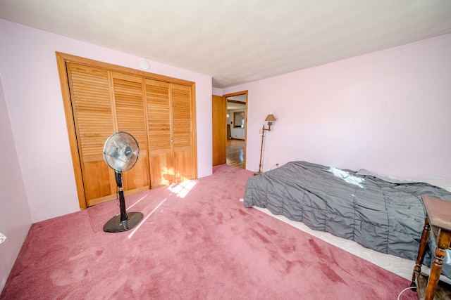 bedroom featuring carpet flooring and a closet