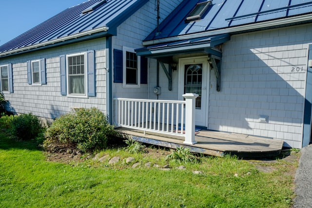 entrance to property featuring a yard