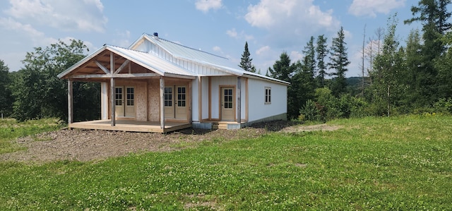 view of front of home with a porch and a front lawn