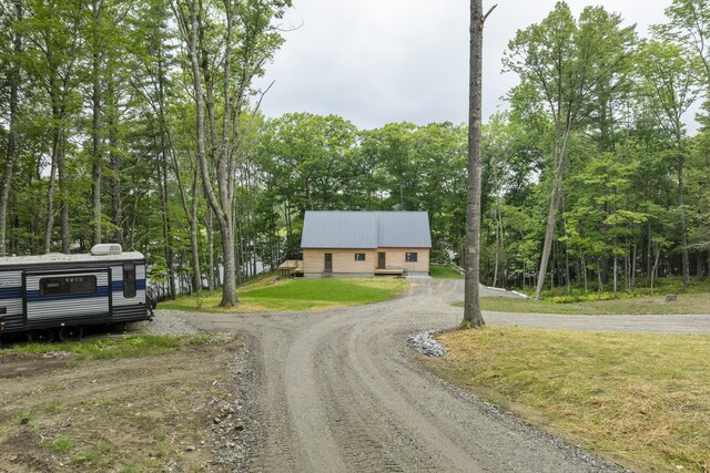 view of front facade featuring a front yard