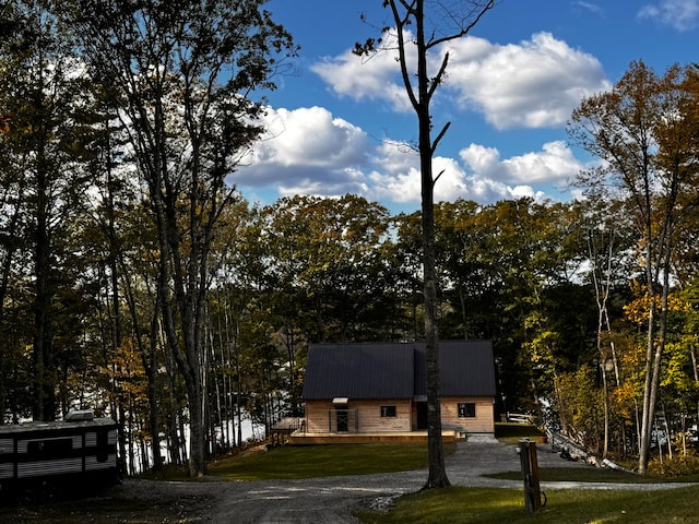 view of front of house featuring a front yard