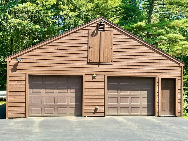 view of detached garage