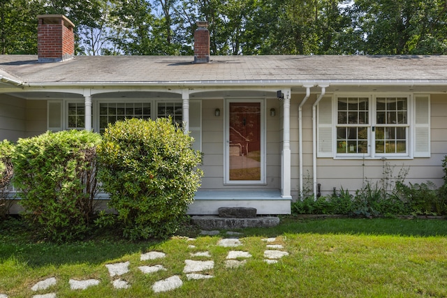 ranch-style home featuring a front lawn