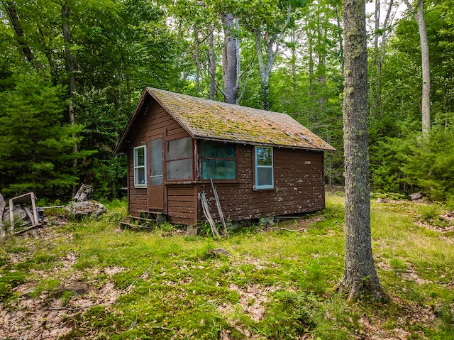 view of side of home featuring an outbuilding