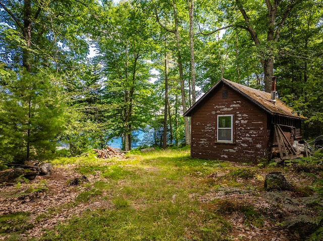 view of yard featuring an outbuilding