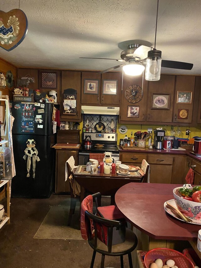 dining room featuring ceiling fan