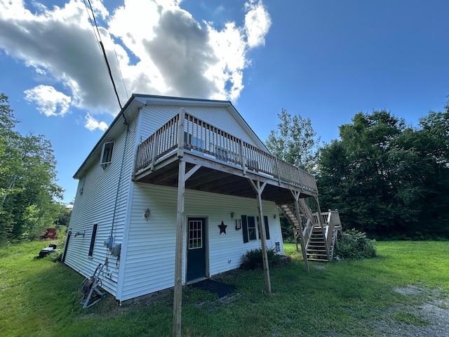 view of front of house featuring a wooden deck and a front lawn