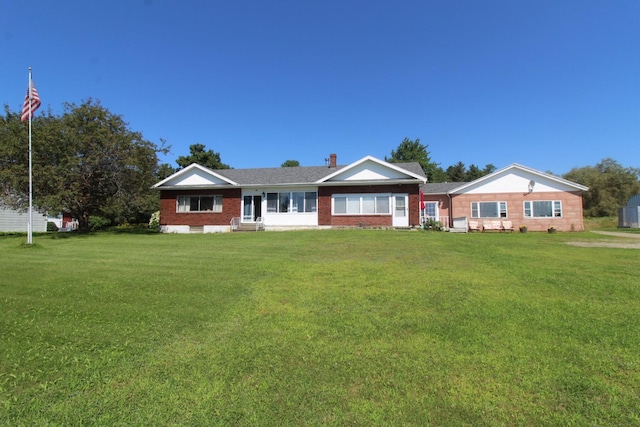 ranch-style home featuring a front lawn