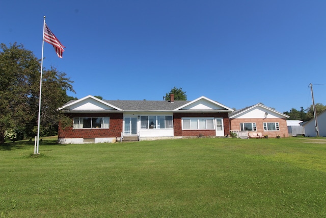 ranch-style home featuring a front lawn