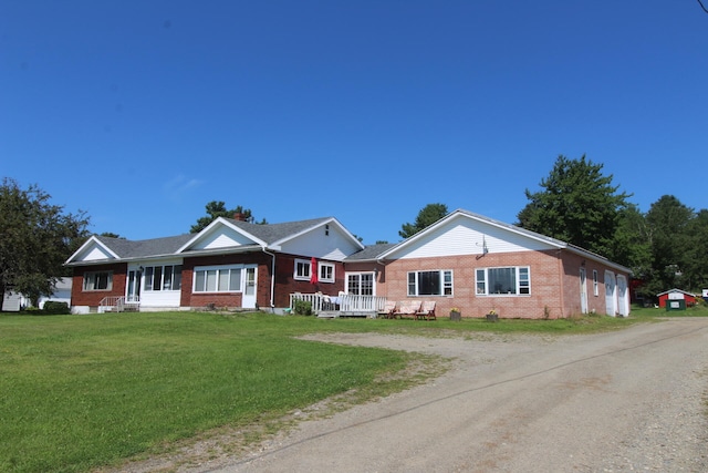 single story home with a front lawn