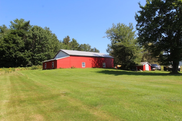 view of yard featuring a storage shed