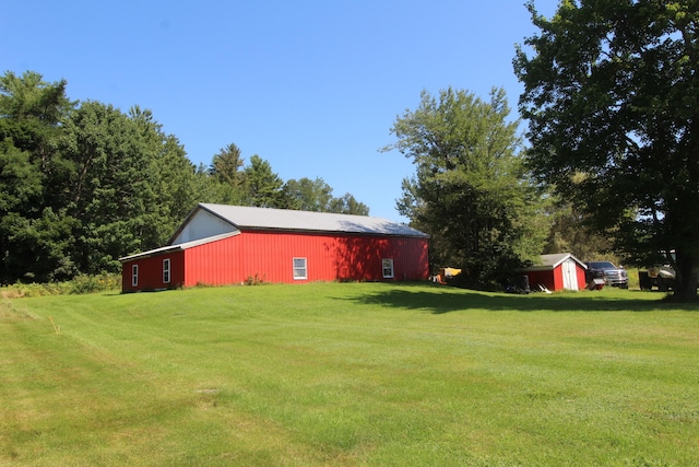 view of yard with a shed