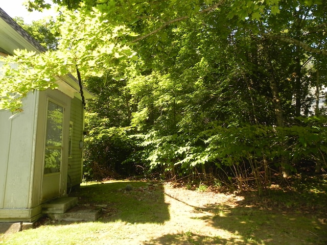 view of yard featuring an outbuilding