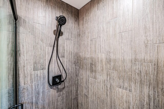 details with a tile shower