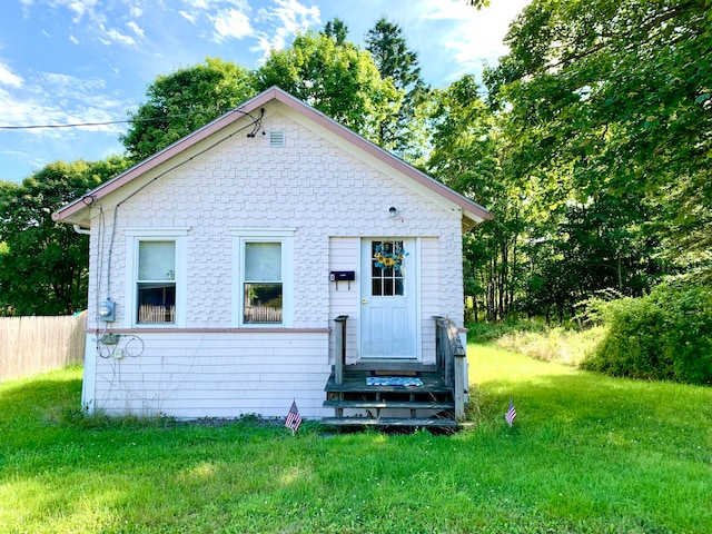 view of front facade featuring a front yard