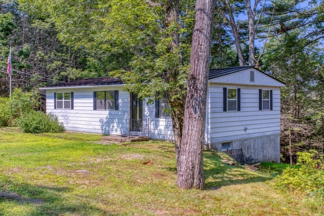 view of front of house featuring a front lawn