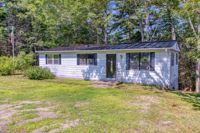 single story home featuring a front yard