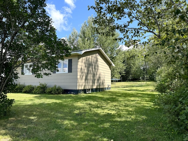 view of side of property featuring a lawn