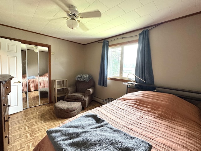 bedroom featuring ceiling fan, ornamental molding, and a closet