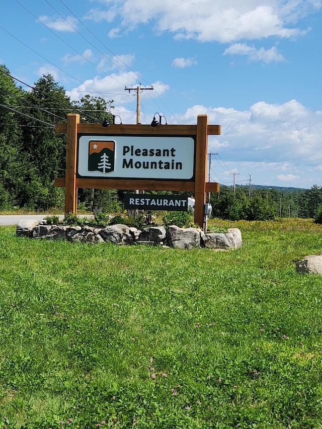 community sign with a yard