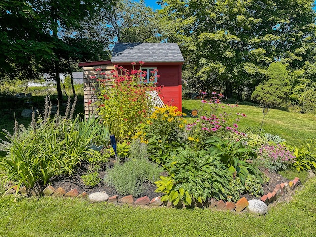 view of yard with an outdoor structure