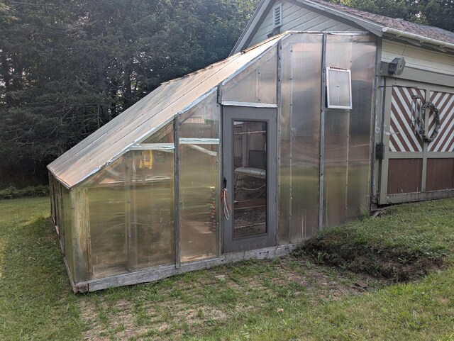 view of outdoor structure with a yard