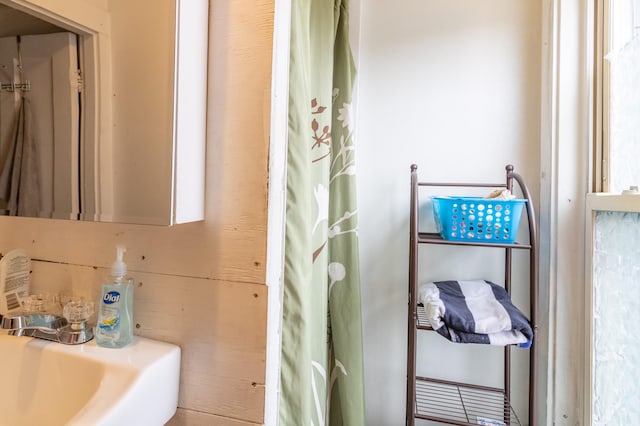 bathroom featuring sink