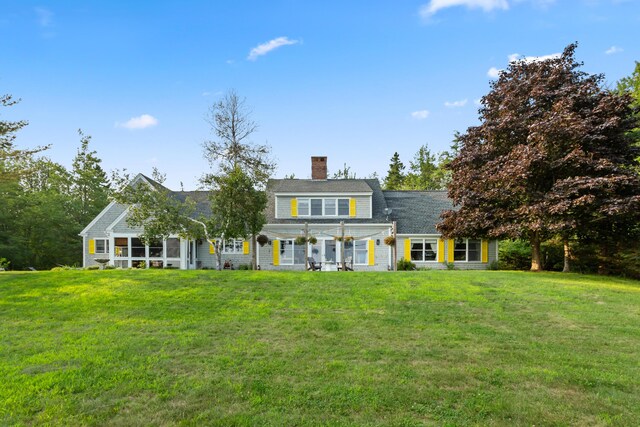 view of front of property with a front lawn